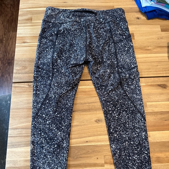 Lululemon scalloped bottom leggings - Picture 1 of 6